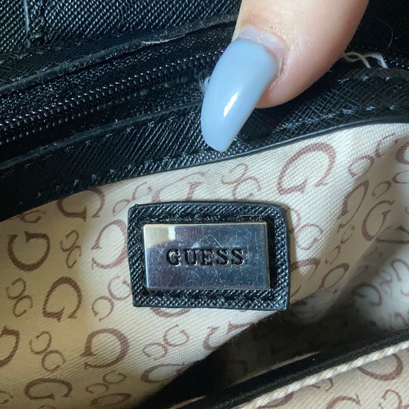 Guess Purse, gently used.. great condition - Picture 2 of 6